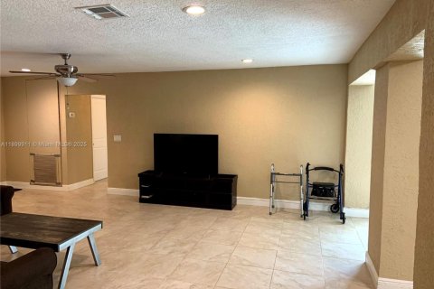 Снять в аренду виллу или дом в Пемброк-Пайнс, Флорида 4 спальни, 183.57м2, № 1955273 - фото 12