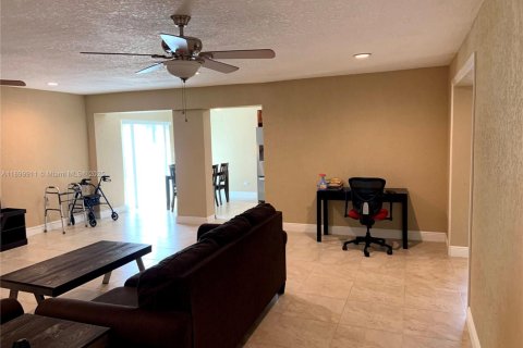 Снять в аренду виллу или дом в Пемброк-Пайнс, Флорида 4 спальни, 183.57м2, № 1955273 - фото 9