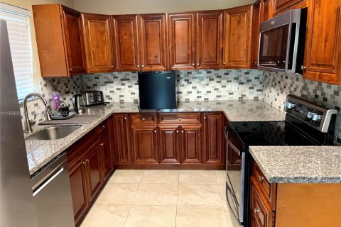 Снять в аренду виллу или дом в Пемброк-Пайнс, Флорида 4 спальни, 183.57м2, № 1955273 - фото 1