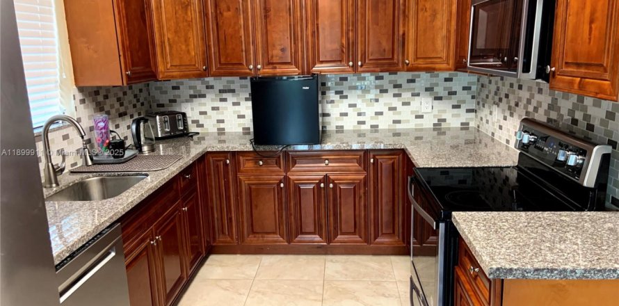 Дом в Пемброк-Пайнс, Флорида 4 спальни, 183.57м2 № 1955273