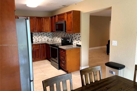 Снять в аренду виллу или дом в Пемброк-Пайнс, Флорида 4 спальни, 183.57м2, № 1955273 - фото 18