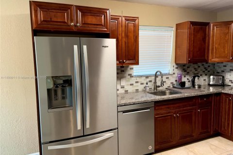 Снять в аренду виллу или дом в Пемброк-Пайнс, Флорида 4 спальни, 183.57м2, № 1955273 - фото 21