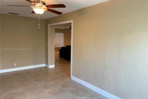 Снять в аренду виллу или дом в Пемброк-Пайнс, Флорида 4 спальни, 183.57м2, № 1955273 - фото 14