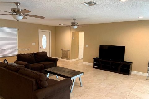 Снять в аренду виллу или дом в Пемброк-Пайнс, Флорида 4 спальни, 183.57м2, № 1955273 - фото 11