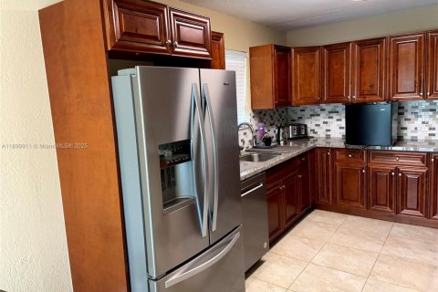 Снять в аренду виллу или дом в Пемброк-Пайнс, Флорида 4 спальни, 183.57м2, № 1955273 - фото 16