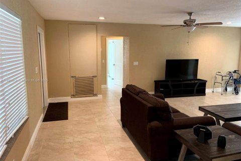 Снять в аренду виллу или дом в Пемброк-Пайнс, Флорида 4 спальни, 183.57м2, № 1955273 - фото 7