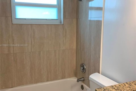 Снять в аренду виллу или дом в Пемброк-Пайнс, Флорида 4 спальни, 183.57м2, № 1955273 - фото 28