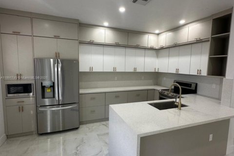 Townhouse in Miami, Florida 4 bedrooms, 160.81 sq.m. № 1943729 - photo 12