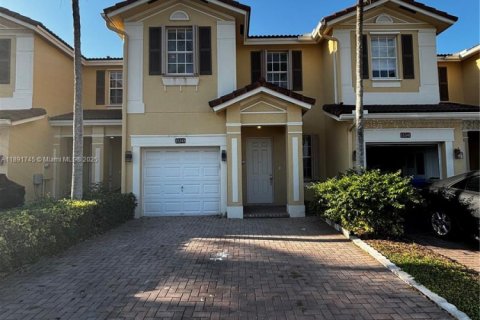 Townhouse in Miami, Florida 4 bedrooms, 160.81 sq.m. № 1943729 - photo 1