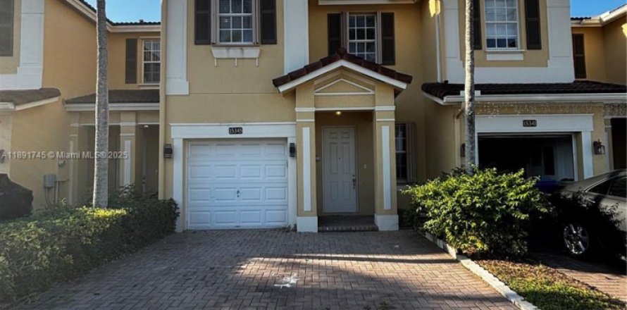 Townhouse in Miami, Florida 4 bedrooms, 160.81 sq.m. № 1943729