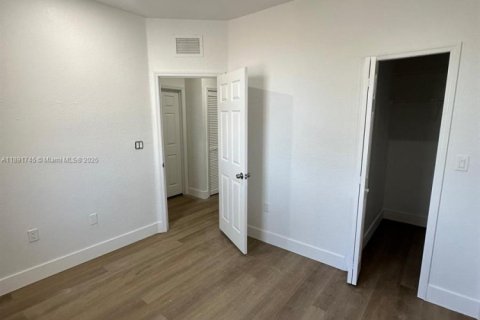 Townhouse in Miami, Florida 4 bedrooms, 160.81 sq.m. № 1943729 - photo 18