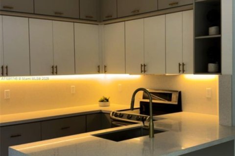 Townhouse in Miami, Florida 4 bedrooms, 160.81 sq.m. № 1943729 - photo 13
