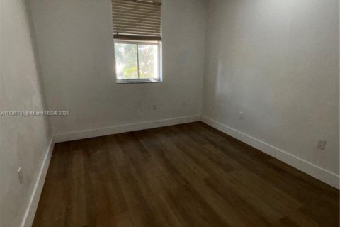 Townhouse in Miami, Florida 4 bedrooms, 160.81 sq.m. № 1943729 - photo 23