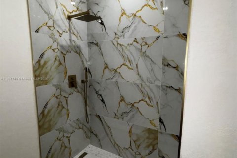 Townhouse in Miami, Florida 4 bedrooms, 160.81 sq.m. № 1943729 - photo 30