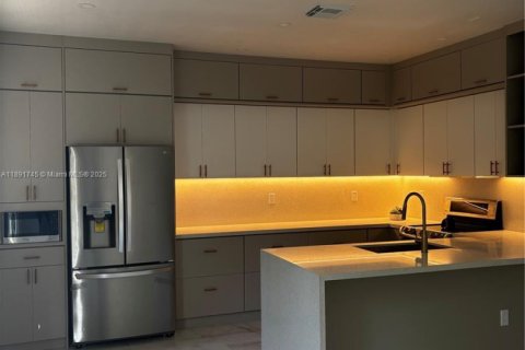 Townhouse in Miami, Florida 4 bedrooms, 160.81 sq.m. № 1943729 - photo 15