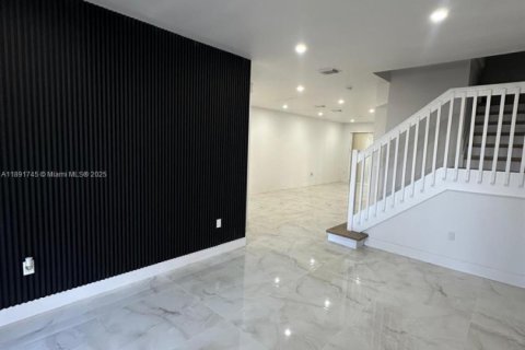 Townhouse in Miami, Florida 4 bedrooms, 160.81 sq.m. № 1943729 - photo 6