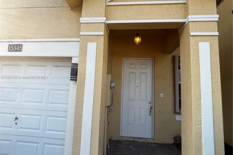 Townhouse in Miami, Florida 4 bedrooms, 160.81 sq.m. № 1943729 - photo 3