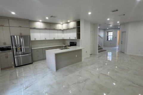 Townhouse in Miami, Florida 4 bedrooms, 160.81 sq.m. № 1943729 - photo 9