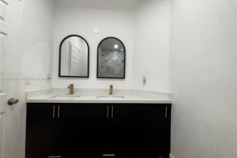 Townhouse in Miami, Florida 4 bedrooms, 160.81 sq.m. № 1943729 - photo 27