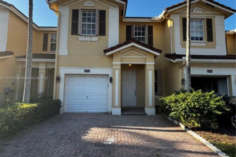 Townhouse in Miami, Florida 4 bedrooms, 160.81 sq.m. № 1943729 - photo 2