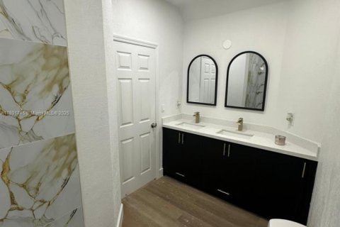 Townhouse in Miami, Florida 4 bedrooms, 160.81 sq.m. № 1943729 - photo 25