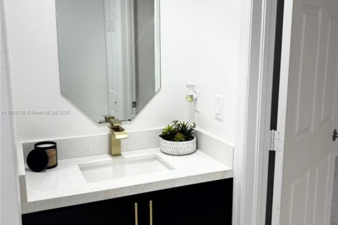 Townhouse in Miami, Florida 4 bedrooms, 160.81 sq.m. № 1943729 - photo 7
