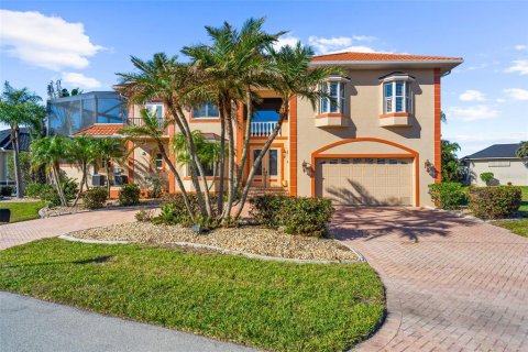 House in Punta Gorda, Florida 4 bedrooms, 310.01 sq.m. № 1916657 - photo 2