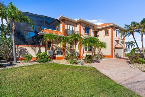 House in Punta Gorda, Florida 4 bedrooms, 310.01 sq.m. № 1916657 - photo 1