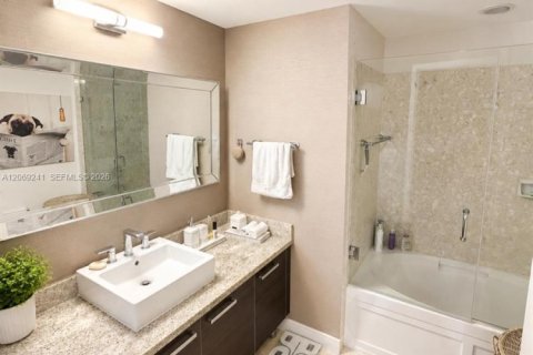 Condo in Miami, Florida, 1 bedroom № 2293846 - photo 11