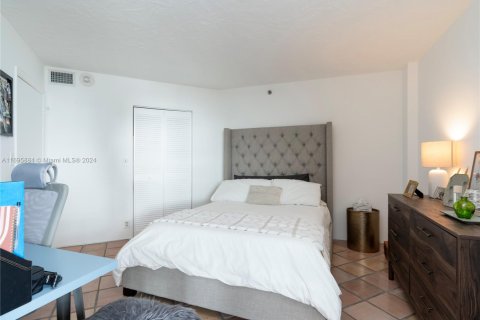 Condo in Miami Beach, Florida, 2 bedrooms  № 1695118 - photo 17