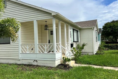 House in Saint Petersburg, Florida 3 bedrooms, 158.4 sq.m. № 1826173 - photo 3