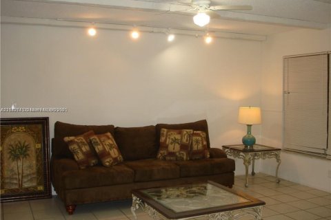 Condo in Pompano Beach, Florida, 2 bedrooms  № 1852316 - photo 11