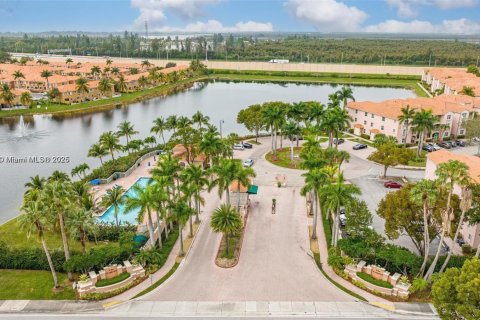 Купить кондоминиум в Дорал, Флорида 3 спальни, 118.08м2, № 1842924 - фото 1