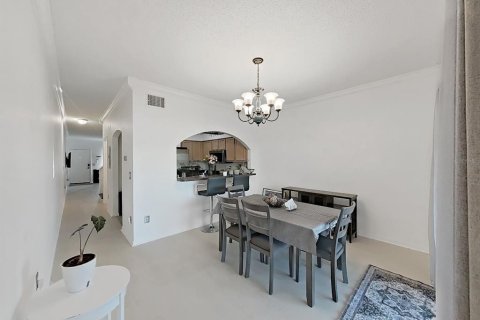 Townhouse in Tampa, Florida 2 bedrooms, 131.18 sq.m. № 2209804 - photo 10