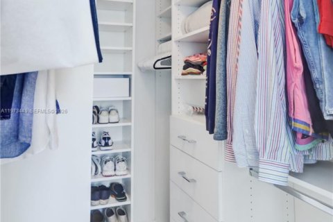 Condo in Miami, Florida, 2 bedrooms  № 2034050 - photo 16