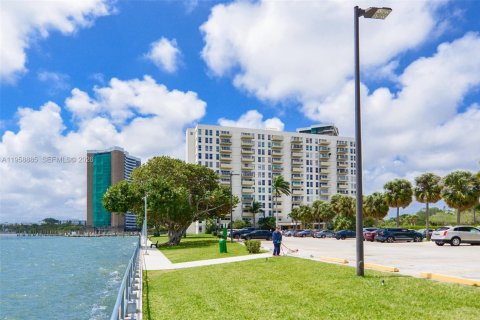 Copropriété à louer à Miami, Floride: 1 chambre, 77.2 m2 № 2017787 - photo 3