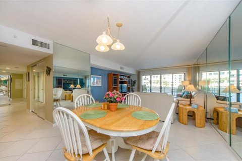 Condo in Clearwater, Florida, 2 bedrooms  № 2393718 - photo 11