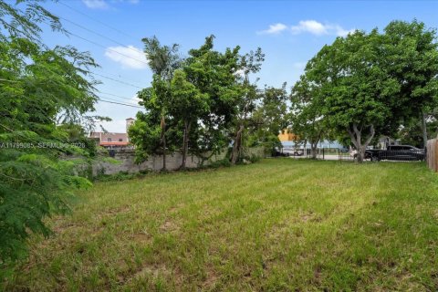 Propiedad comercial en venta en Miami, Florida № 2055194 - foto 10