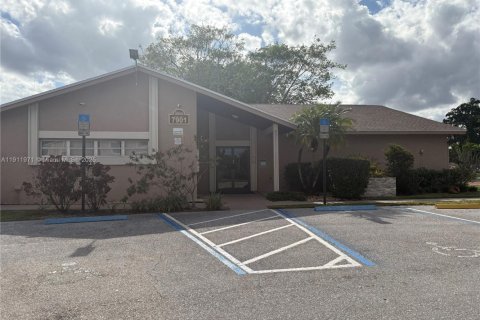 Condo in Margate, Florida, 2 bedrooms  № 1974729 - photo 11