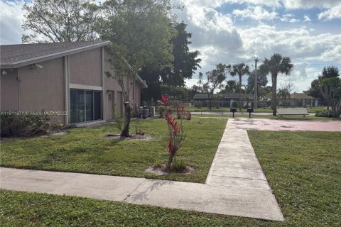 Condo in Margate, Florida, 2 bedrooms  № 1974729 - photo 8