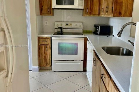 Condo in Margate, Florida, 2 bedrooms  № 1974729 - photo 5