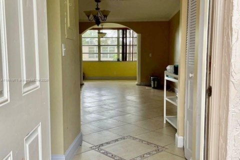 Condo in Margate, Florida, 2 bedrooms  № 1974729 - photo 4