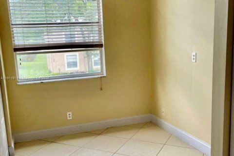 Condo in Margate, Florida, 2 bedrooms  № 1974729 - photo 2