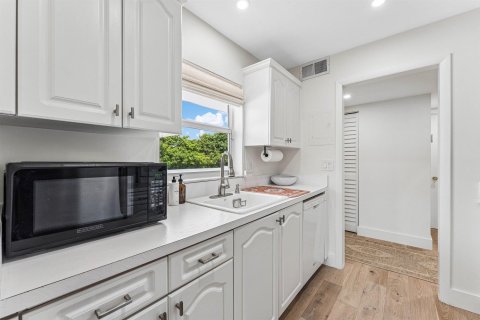 Condo in Delray Beach, Florida, 1 bedroom № 2177501 - photo 11