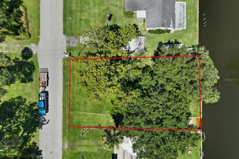 Terreno en venta en Weeki Wachee, Florida № 639756 - foto 9