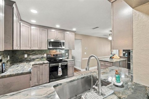 Condo in Pinellas Park, Florida, 3 bedrooms  № 2383396 - photo 8