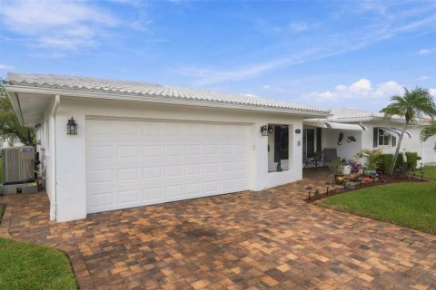 Condo in Pinellas Park, Florida, 3 bedrooms  № 2383396 - photo 3