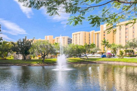 Condo in Lauderhill, Florida, 2 bedrooms  № 1142240 - photo 1