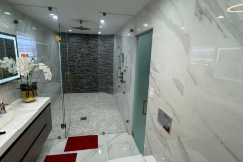 Casa en venta en Hialeah, Florida, 3 dormitorios, 183.95 m2 № 1702905 - foto 2