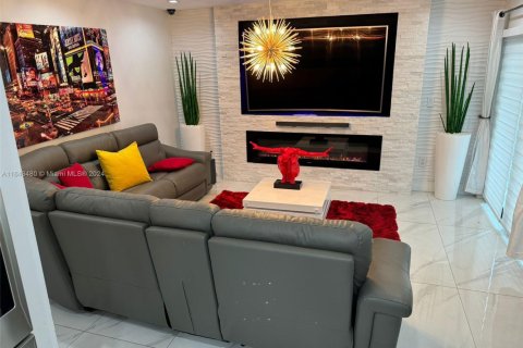 Casa en venta en Hialeah, Florida, 3 dormitorios, 183.95 m2 № 1702905 - foto 15